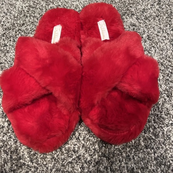 Womens size 8 red fuzzy slippers - Picture 1 of 5